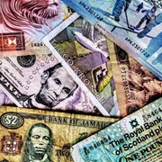 Проверка подлинности валют. фото