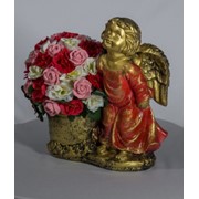 Золотая композиция из мыла ангел джулия с букетом из розовых и красных цветов фотография