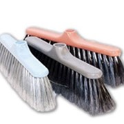 Инвентарь для уборки - веники, метлы, щетки, швабры, салфетки, половые тряпки, ведра, тазы. фото