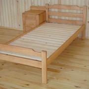 Кровать деревянная односпальная фотография