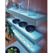 Полка-светильник для интерьера и световое кухонное дно фотография