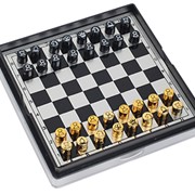 Дорожные шахматы на магнитной доске фотография