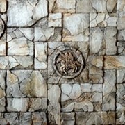 Декоративный камень для внутренней отделки в виде природного скола песчаника и рельефной кожи крокодила фото