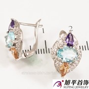 Серьги родиумные ''Овальный камень поперек, с маленькой капелькой на металлических изгибах мелких камней'' 624148(1) фото