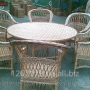 Плетеной набор из шестьма стульями и круглым столом.