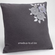 Подушка темно-серая с цветами фото
