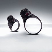 Серебряное кольцо “Черная роза“ с красным цирконом от WickerRing фото