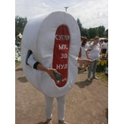 Раздача рекламы на перекрестках города. фото