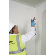 Услуги по оштукатуриванию стен машинным способом, внутренние и наружные работы по отделке зданий и жилых домов.