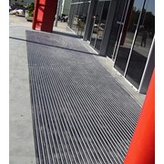 Ливневые решетки Стандарт применяются со стороны улицы для защиты помещения от грязи.