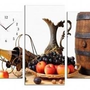 Трёхпанельная модульная картина с часами 65 х 85 см Плетеная тарелочка с фруктами на столе с кувшином и фото