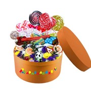 Сладкая коробочка с живыми цветами и сладостями на заказ фотография