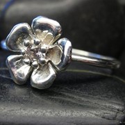 Серебряное кольцо с белым топазом фото