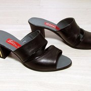 Женские летние кожаные шлепанцы на каблуке черные и молочные фото