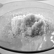 Добавка Е503 (Аммоний углекислый, карбонат аммония, аммоний бикарбонат, аммониевая соль) применяется в качестве разрыхлителя - вместо соды или дрожжей в кондитерской промышленности и хлебопечении фото