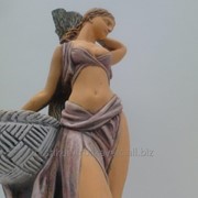 Статуэтка девушка в сирени, вага 8 кг, бежевого цвета, настольного типа, керамика