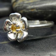 Серебряное кольцо цветок дикой розы с цитрином фото