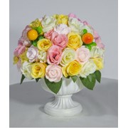 Белая ваза маргарита из мыла ароматная с летними цветами фотография