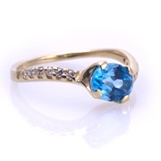 Кольцо золотое с голубым топазом Артикул: К024 фото