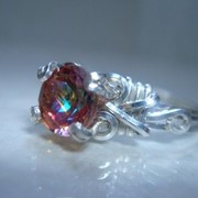 Серебреное кольцо с мистическим красным топазом фото