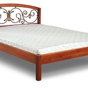 Кровать деревянная с ковкой ручной работы.