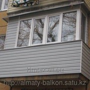 Балкон с Г-образным остеклением, с одним шкафом фото