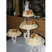 Торты на заказ, (свадебный) бисквитный со сливками и наполнителем (клубника с тропическими фруктами) и украшен марципаном фото