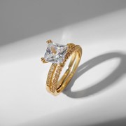 Кольцо 'Сокровище' квадратный кристалл, цвет белый в золоте, размер 16 фотография
