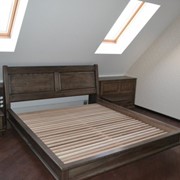 Двуспальные и полуторные кровати из натурального дерева фото