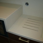 Столешница для кухни с базами разного уровня из HA-MACS фото