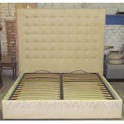 Двуспальные кровати на ламелях с мягким изголовьем из ткани, кровать для спальни от производителя фотография
