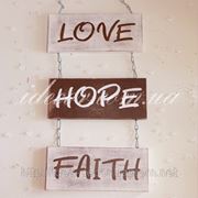 Таблички “LOVE. HOPE. FAITH“ фотография