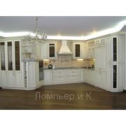 Кухня классическая с деревянными фасадами и декором фотография