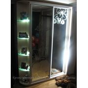 Шкаф-купе с подсветкой полок и узором на зеркалах