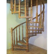 Винтовая деревянная лестница фотография