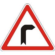 Предупреждающие знаки - опасный поворот направо. фото
