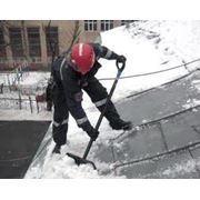 Профессиональная очистка крыши от снега и льда. фотография