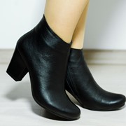 Демисезонные кожаные ботильоны на небольшом каблуке фото