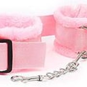 Розовые меховые наручники на регулируемых черных пряжках фото