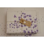 Упаковочная бумага (белый крафт с фиолетовой печатью) фотография