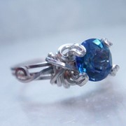 Серебряное кольцо с мистическим синим топазом фото