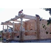 Бригада строителей выполнит сборку деревянных домов. Большой опыт работы. Помощь в подборе материалов. фото