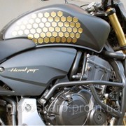 Соты на бак мотоцикла золото фотография