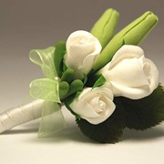 Бутоньерка из белых роз. Ручная работа. Цветы вылеплены мастером из полимерной легкой глины. фотография
