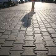 Укладка тротуарной плитки брусчатки фотография