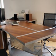 Столы офисные разного дизайна и размера фотография