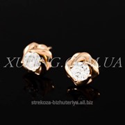 Серьги-гвоздики с фианитом позолоченные “Камень (0,5 см.) в металлическом круглом завитке“ 324091 фото