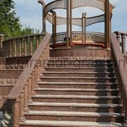 Гранитная лестница с балясинами фото