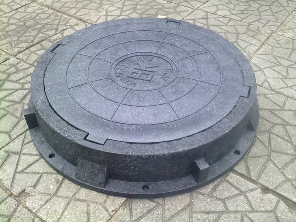 Установка чугунного люка на колодец - фото