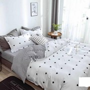 Комплект постельного белья полутораспальный белый с чёрными сердечками фотография